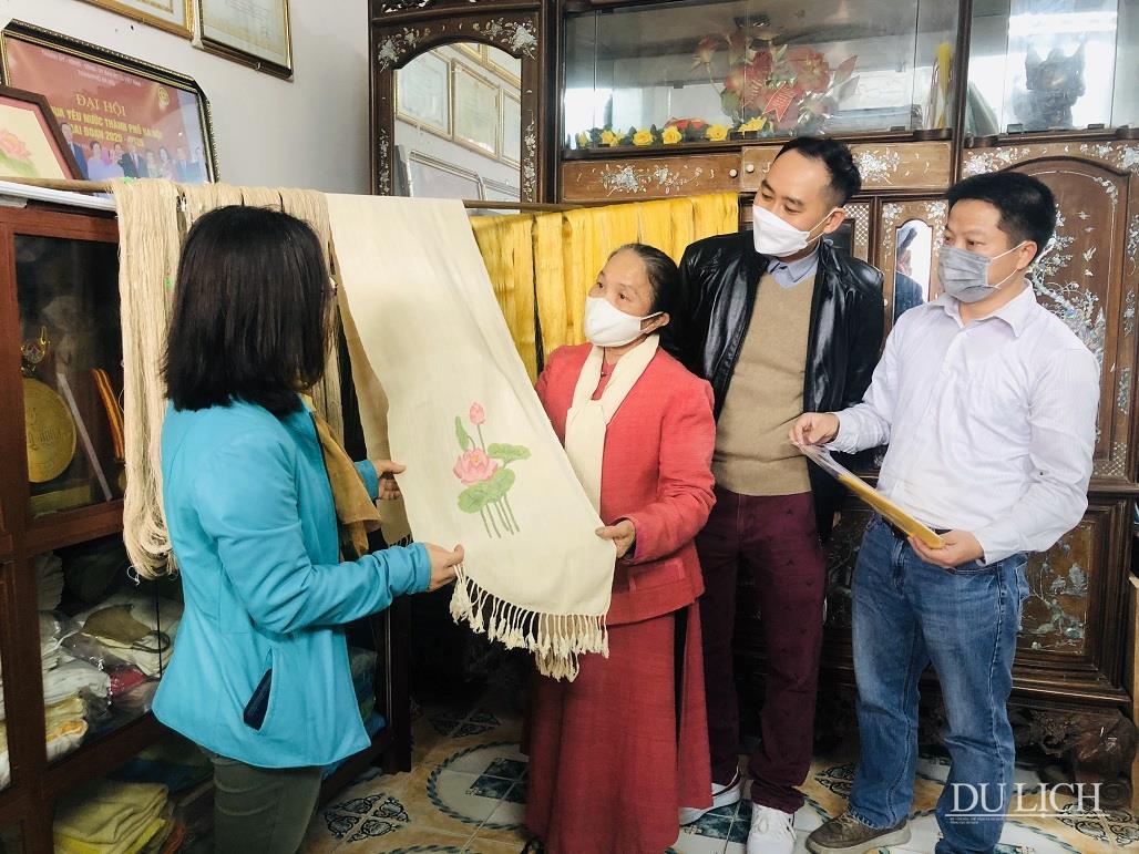Đoàn tham quan cơ sở dệt lụa tơ sen, tơ tằm của nghệ nhân Phan Thị Thuận